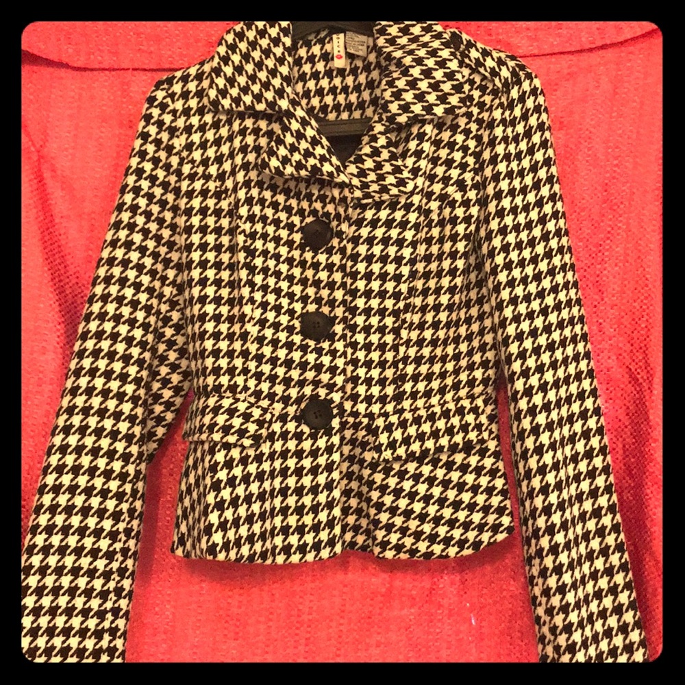 Black and white long sleeved blazer ! Small size !